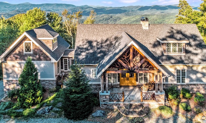 Banner Elk House | Secluded Mountain Cabin with Hot Tub and Game Room