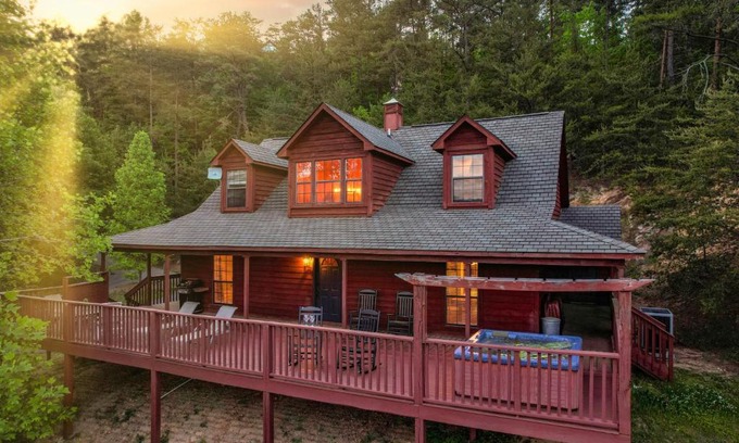 Gatlinburg - Pigeon Forge House | Idyllic Mountain Cabin with Hot Tub and Breathtaking Views