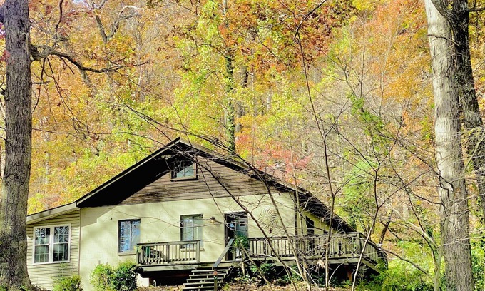 Lynn House | Cozy Mountain Cottage with Kitchen & Creekside Retreat