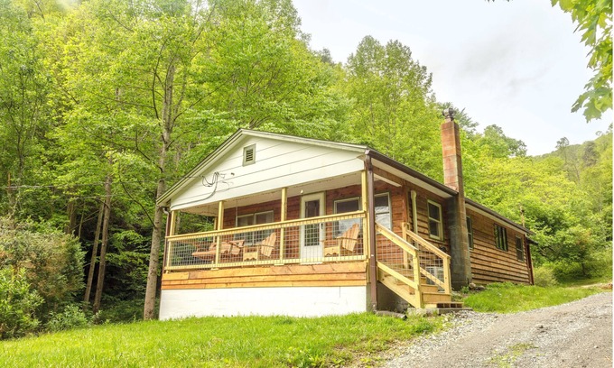 Marshall Cabin | Cozy Mountain Retreat by Hot Springs & Appalachian Trail