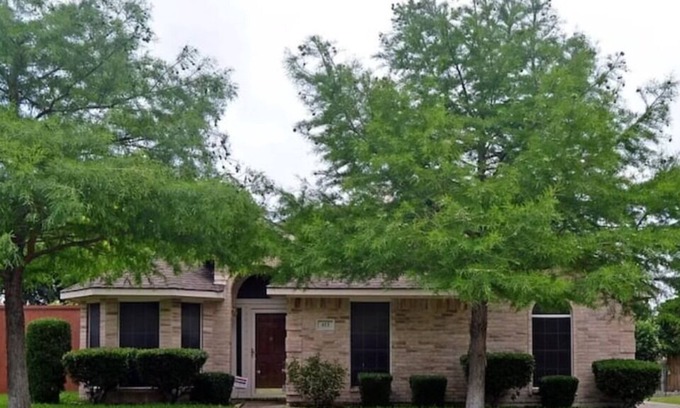 Cedar Hill House | Idyllic Retreat Near Joe Pool Lake | Top-Rated Downtown Dallas