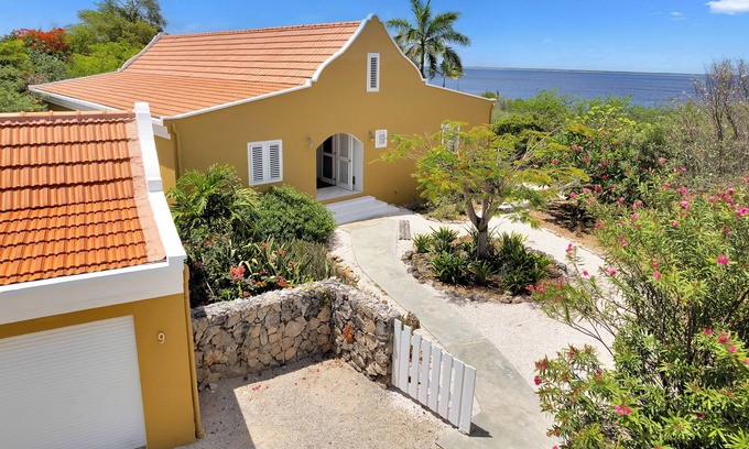 Sabadeco House | Private Oceanfront Sanctuary- serene house on large garden lot, 10 mins to town