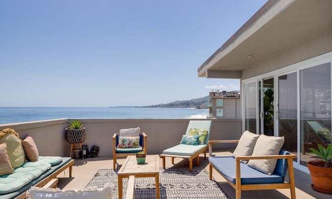 Eastern Malibu Apartment | Exclusive Oceanfront Retreat at Duke's Malibu with Pool