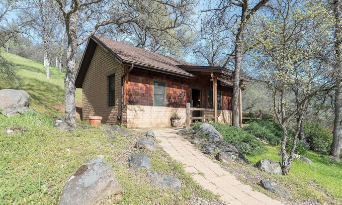 Ahwahnee Cottage | Romantic One-Bedroom Cottage with Kitchen near Yosemite
