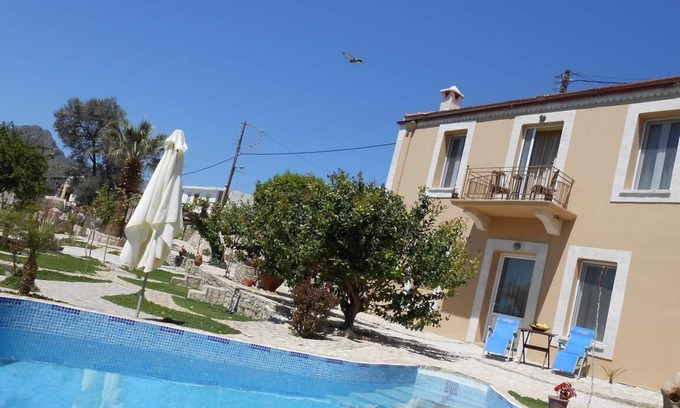 Kalochorafitis Villa | Idyllic Retreat: Private Pool, Ocean View & Expansive Garden