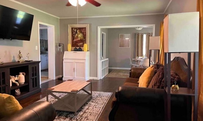 Valdosta House | Peaceful Retreat in Valdosta with Spa & Hot Tub Access