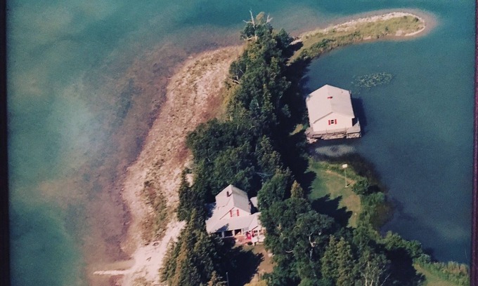 Hessel Cottage | Exclusive Downtown Retreat at Les Cheneaux Islands