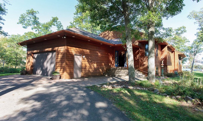 Baxter House | Idyllic Private Peninsula with Lake Shore and Spa Amenities