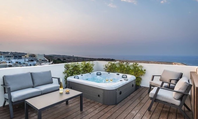 St. Andrew's Apartment | Elegant Penthouse with Spa Bath in Pembroke St Julians