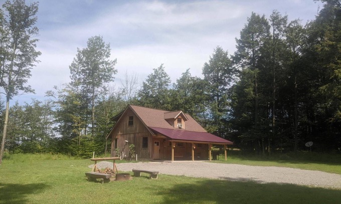 New Albany Cabin | Cozy Pet-Friendly Cabin with Ocean View & Breakfast