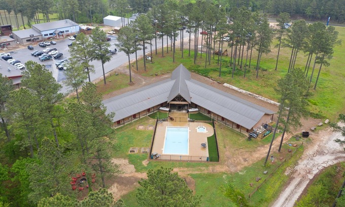 Broken Bow Cabin | Private Pool Lodge with Spa & Hot Tub - Big Timber Lodge
