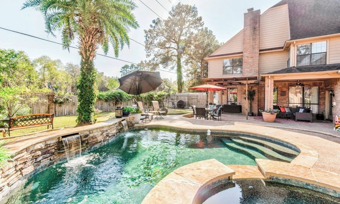 Klein House | Elegant Estate with Private Pool & Spa in Central Location