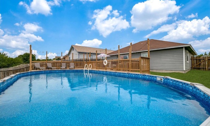 Arena District House | Summer Haven: Relax by the Pool, Close to Top Attractions