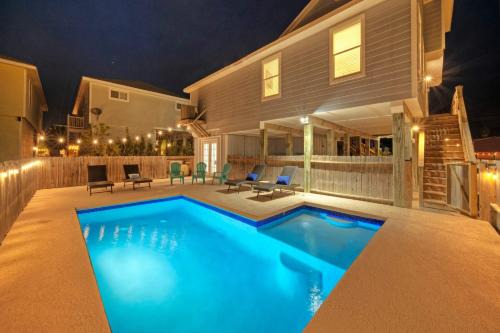 Port Aransas House | Experience Palm House by AvantStay: Pool & Game Room Oasis