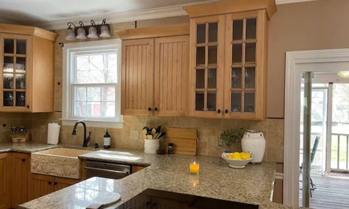 Gallatin House | Relaxing Retreat with Private Pool & Hot Tub Near Broadway