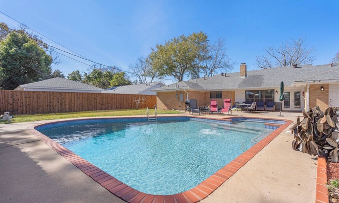 El Lago House | Relaxing Retreat Near Kemah Boardwalk with Private Pool