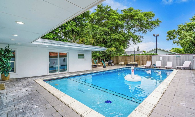 Coral Way House | Ultimate Retreat: Poolside Oasis for 12 with Top Amenities