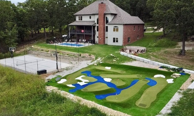 Branson House | Idyllic Retreat with Private Pool, Hot Tub & Pickleball Court