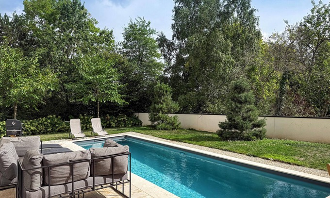 Blois Villa | Private pool villa for up to 8 guests – near Loire Valley castles, 2h from Paris