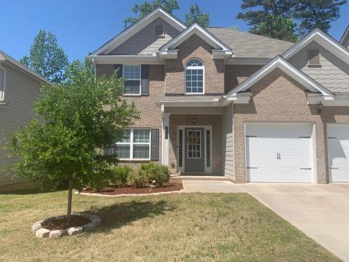 Decatur House | Immaculate Bachelor Pad with Free Parking & Hot Tub