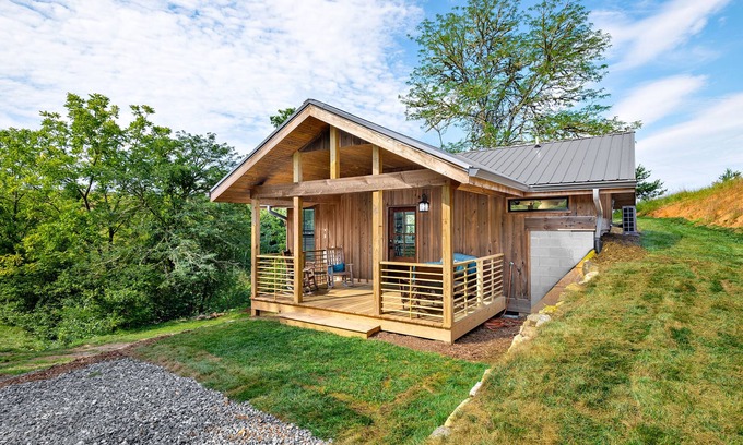 Weaverville Cottage | Relaxing Mountain Cabin with Pet-Friendly Amenities!