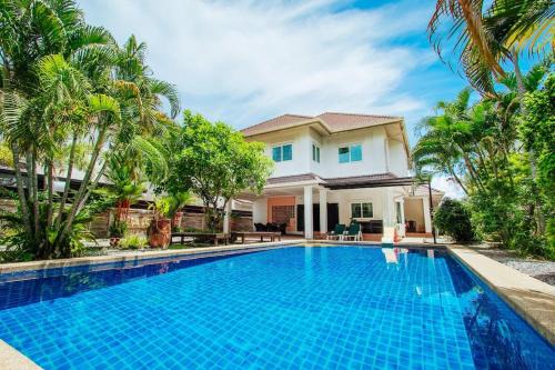 Pattaya Villa | Inviting Private Residence with Oceanfront Pool by Sasithorn