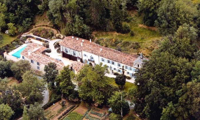 Castres House | Idyllic Gite in Renovated Bastide with Pool and Scenic Views