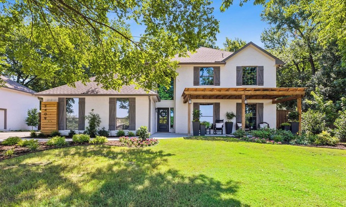 Weston Other | Ideal Private Retreat with Hot Tub & Fire Pit Near Venues