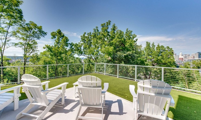 Covington House | Scenic Private Retreat with Downtown Cincinnati Views
