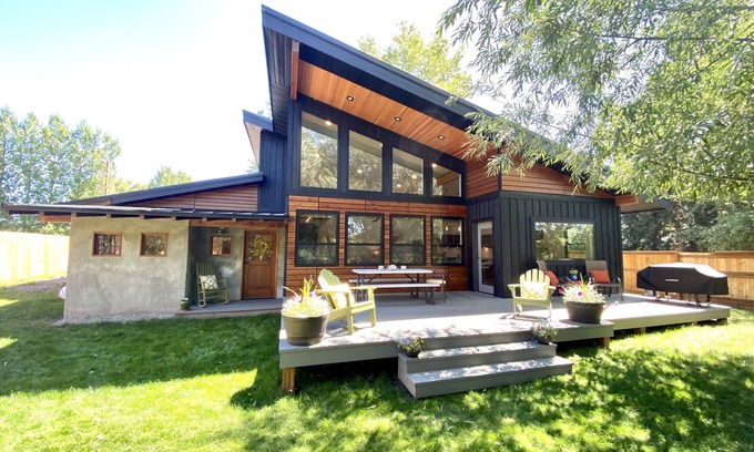 Bozeman House | Idyllic Riverfront Getaway with Pet-Friendly Amenities
