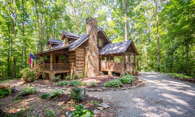 Elon Cabin | Private Riverfront Cabin: Kayaks, Ping Pong, Gym