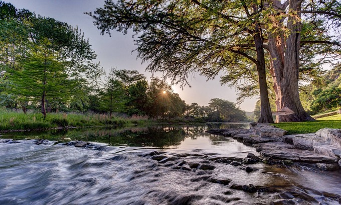 Hunt House | Riverfront Retreat: Perfect for Families, Pets & Corporates