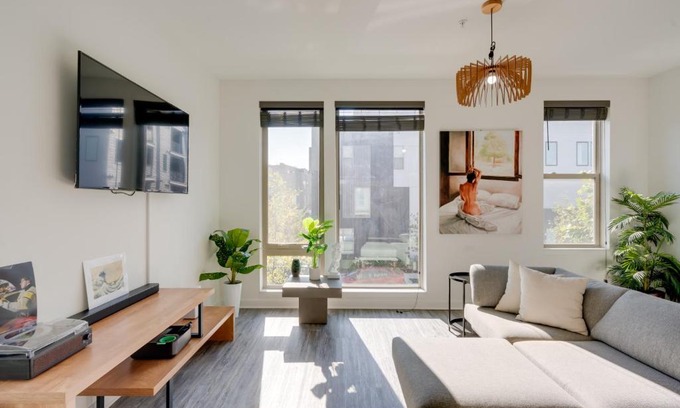 Olde Richmond House | Modern Philadelphia Retreat with Private Rooftop Escape