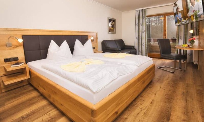 Lam Resort | Cozy Private Room for 2 with Pool and Pet-Friendly Options