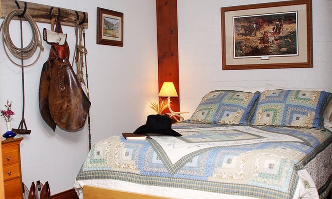 Fossil Resort | Cozy Room for 4 with Fireplace and Family-Friendly Vibe