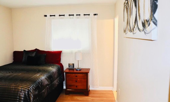 Sterling House | Cozy Private Room at Home near IAD-Sterling with Kitchen