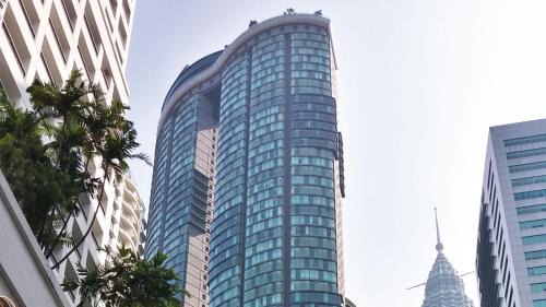 Kuala Lumpur City Centre Apartment | Cozy Private Room at Sky Suites KLCC by iRent365