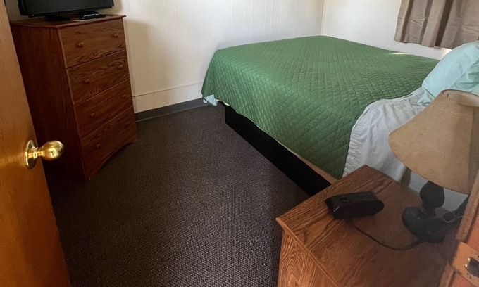 Onalaska House | Cozy Room with Bath at Nostalgic Motel by Lake Onalaska