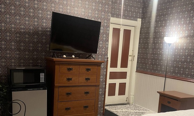 South Bend House | Cozy Private Room in Downtown South Bend by Studebaker House