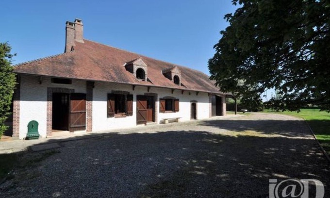 Montcorbon House | Cozy Private Room in a Serene House for Family Stays