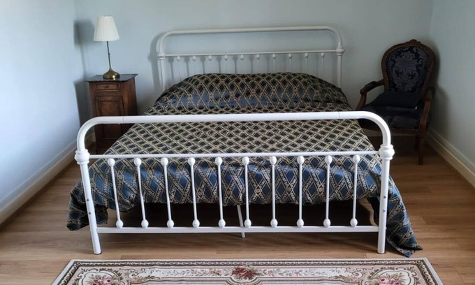 Saint-Just-d'Avray Bed & Breakfast | Private room with shower and washbasin