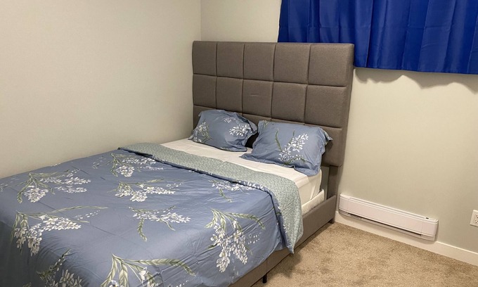 Airdrie House | Cozy Private Room in a Serene Neighborhood for Families
