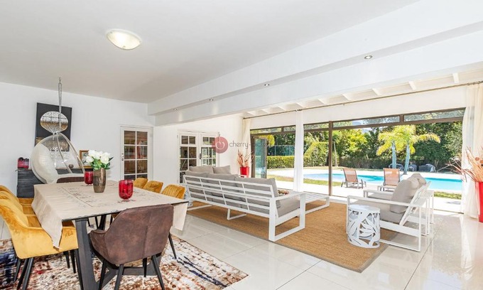 Constantia Bed & Breakfast | Cozy Private Room in Constantia with Pool Access