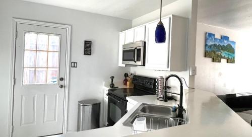 Dallas House | Convenient Private Room in Dallas with Hot Tub Access