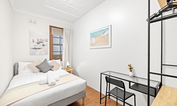 Gordon House | Cozy Room in Gordon Steps from Train & Bus Stops