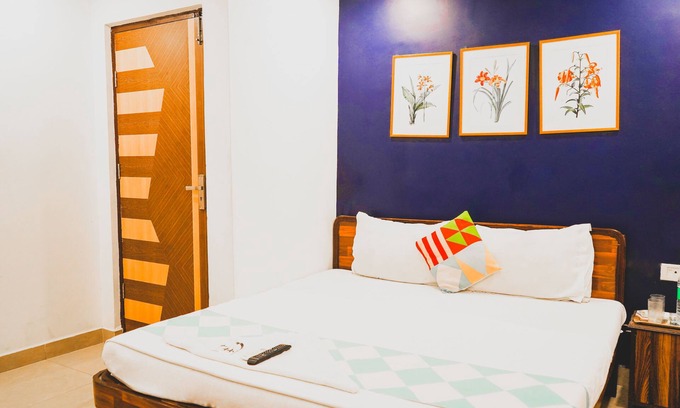 Kailash Colony House | Cozy Private Room in Greater Kailash, Child-Friendly Stay