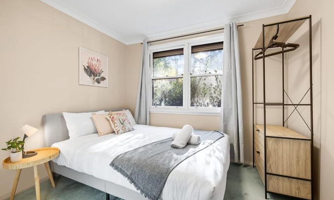 Pymble House | Cozy Pymble Room with Kitchen for a Relaxing Stay