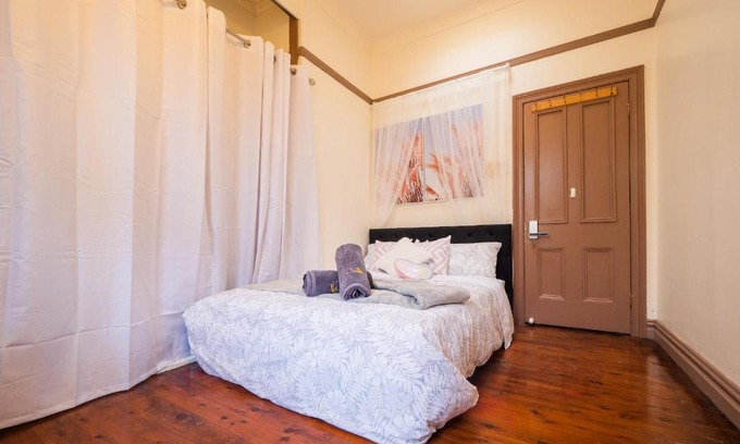 Strathfield House | Cozy Room in Strathfield Guesthouse Near Train Station