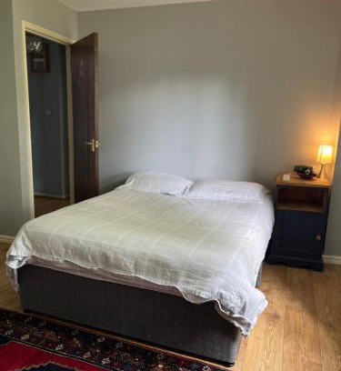 Templepatrick House | Convenient Double Room Near Airport - Family-Friendly Stay