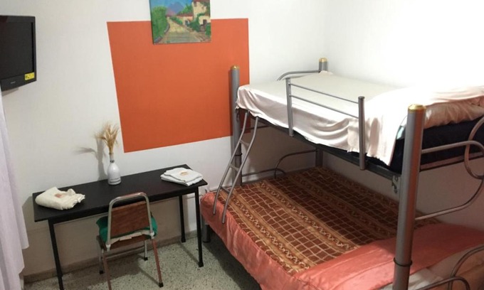 Leon House | Cozy Downtown Retreat with Eco-Friendly Kitchen & AC